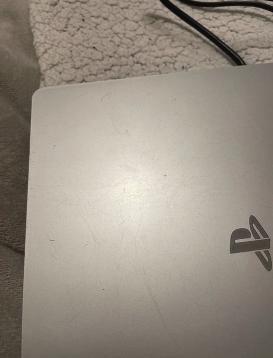 PS4 com dois comandos