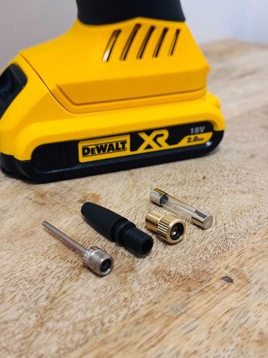 Mobilny kompresor do pompowania kół w samochodzie pod aku dewalt 18v