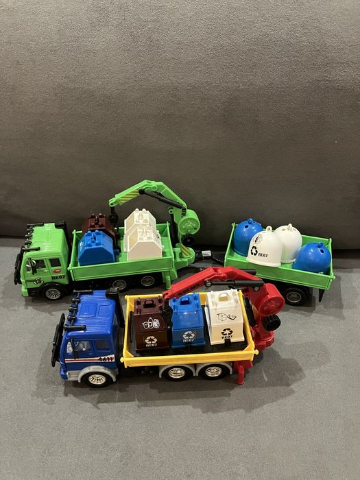 Śmieciarki z koszami i dźwigiem plus gratis