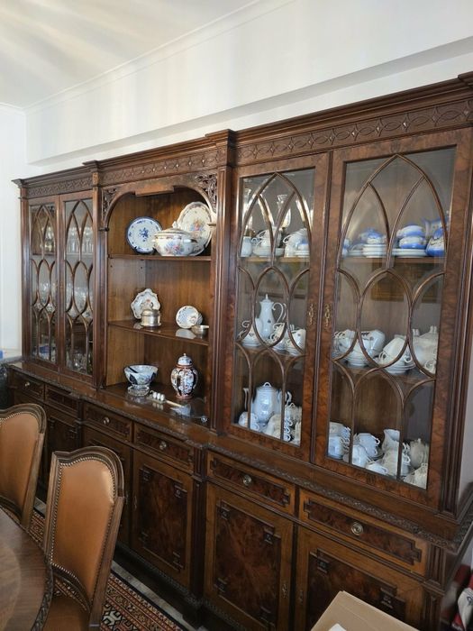 Movel de sala e Mesa com cadeiras em pele