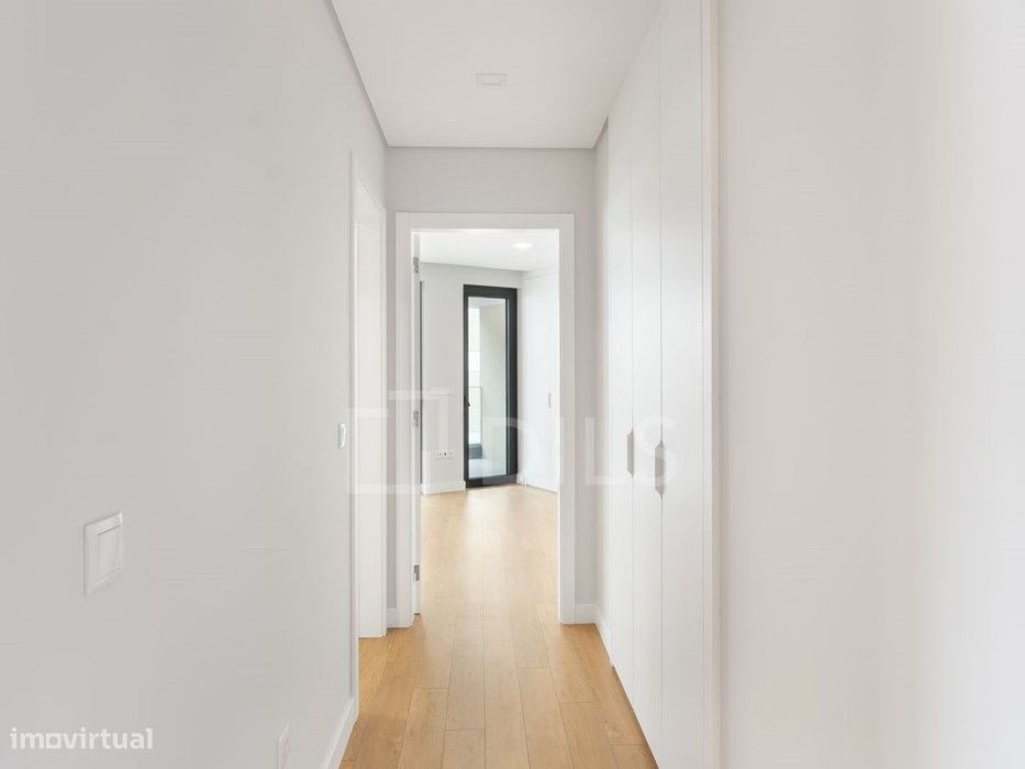 Apartamento T2 novo, na Parede, junto praia, com garagem e elevador