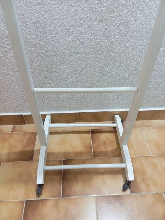 Cabide alto  quarto criança