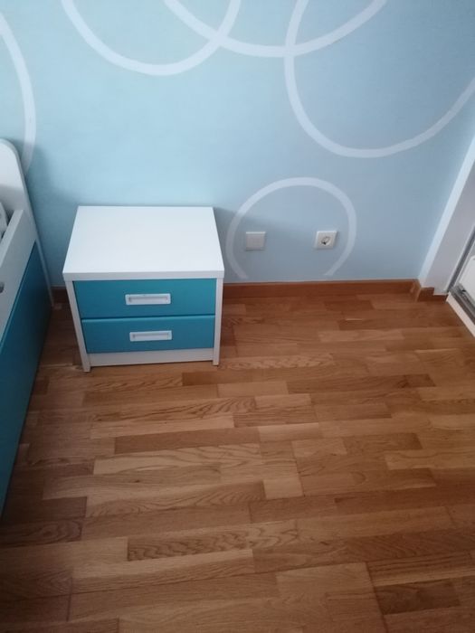 Cama e mesa cabeceira