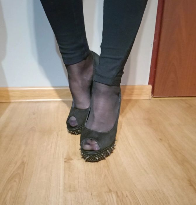Śliczne zamszowe buty na obcasie i platformie, rozmiar 37,