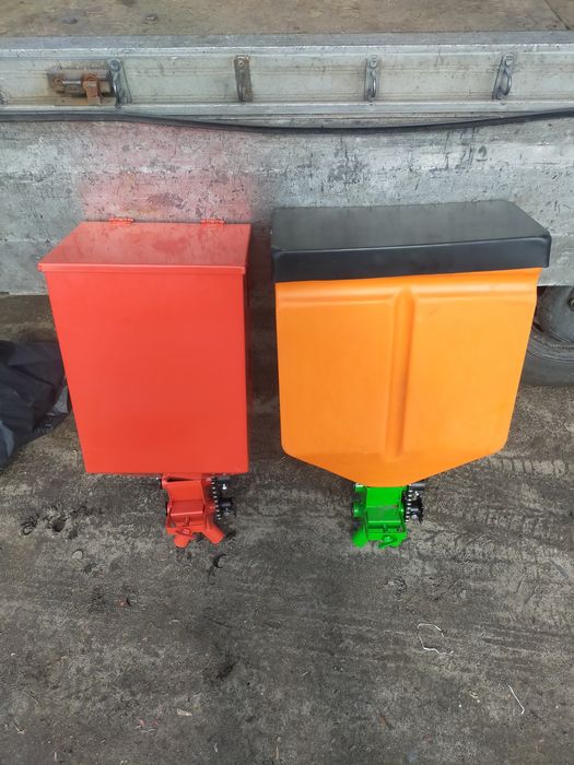 Бачок на міндобриво на саджалку.