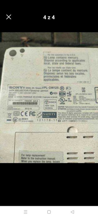 Projektor Sony wraz z ekranem