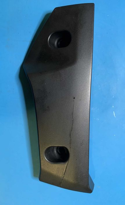 Накладка радіатора права 17761-44G0 Suzuki GSR 600 з дефектом