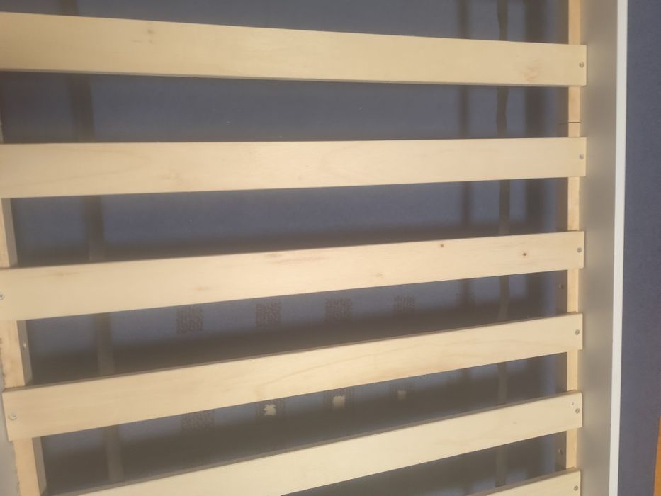 Cama estilo Montessori com colchão