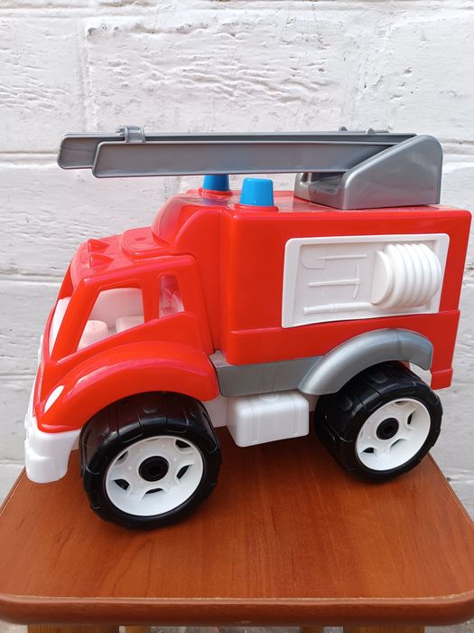 Велика іграшкова пожежна машина