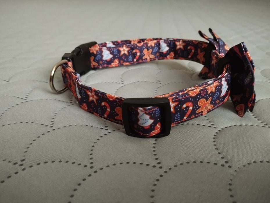 Świąteczna obroża dla psa z kokardą muchą w pierniczki L