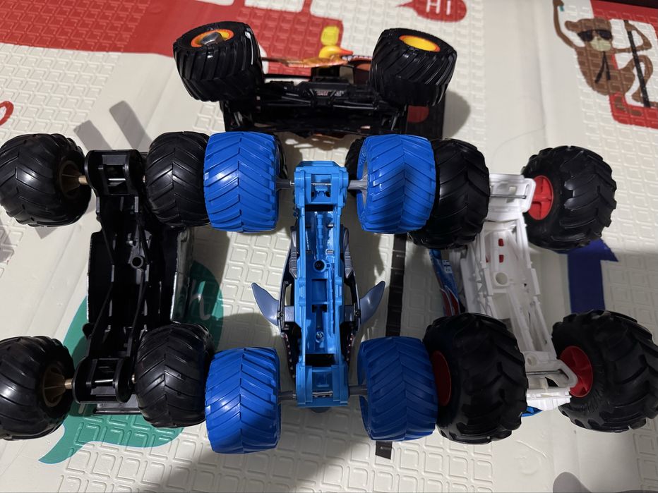 Monster Jam 1:24 Eltoro loco,Grave digger,Megalodon,Race ace Hotwheels