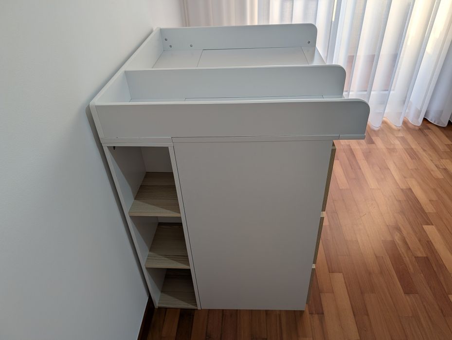 Cómoda modular com muda-fraldas