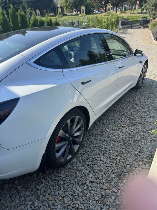 Tesla 3 performance cesja lub wykupsantander autopilot internet europa