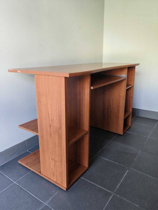 Secretária de Computador com Prateleiras | 130x76x55 cm