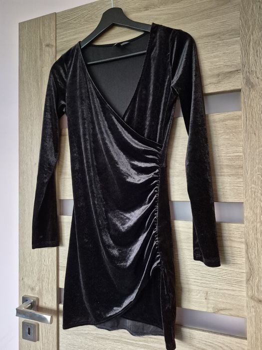 Sukienka mała czarna welurowa mini S / 36 długie rękawy dekolt koperto