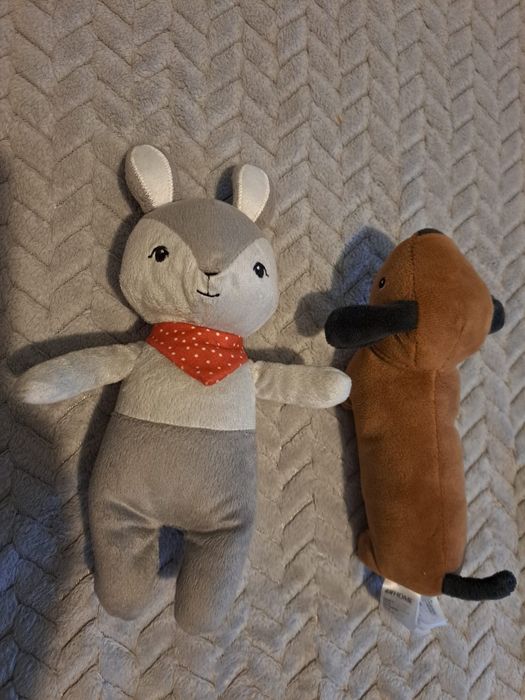 Piesek grzechotka z H&M i królik piszczący z Ikea Gulligast