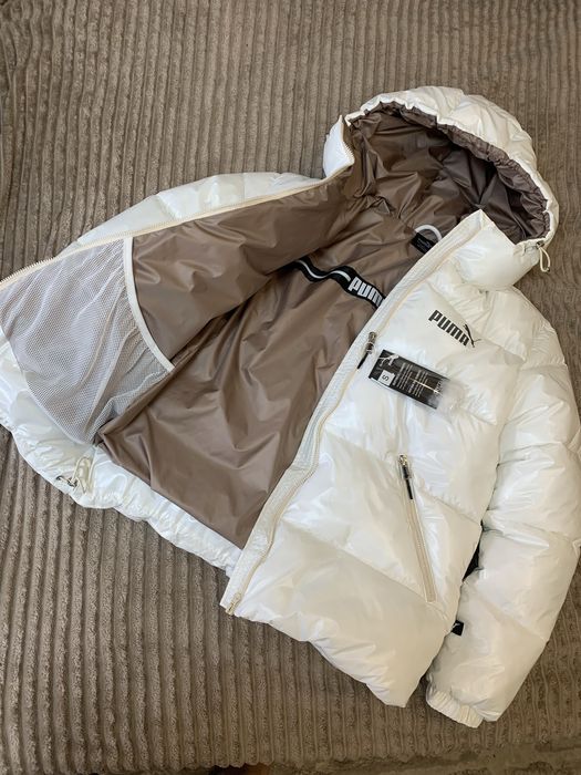 Пуховик Puma  Женский На высоких, Стандарт.Лаковый Пума  Размеры XS S M L XL Зима Белое молоко. Глянец