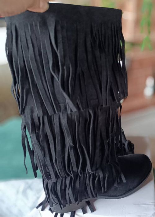 Bota de cano alto n 41 em camurça preta de franjas. Novas