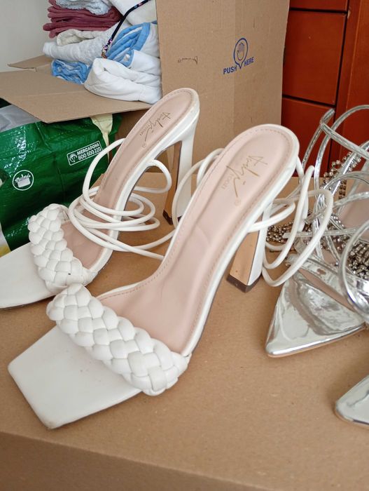 Sapatos de mulher praticamente novos