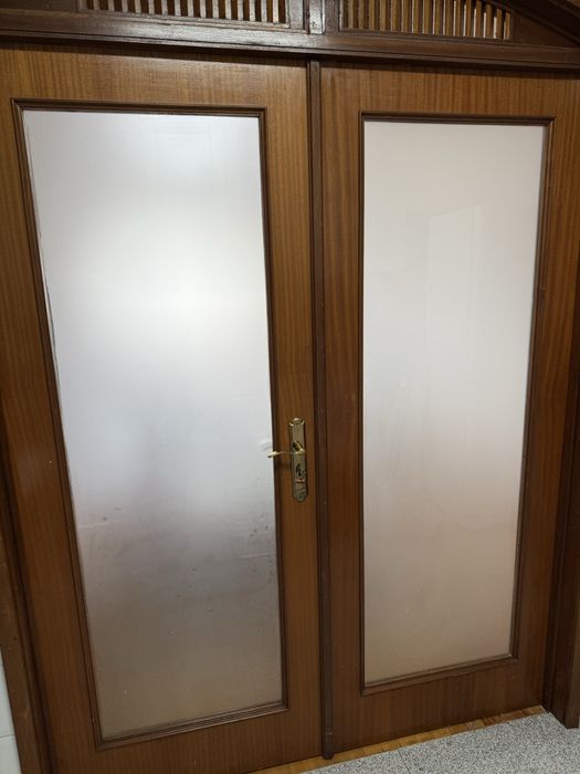 Conjunto de 2 portas interiores em madeira com vidro fosco
