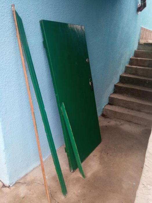Двері вживані, невеликі
