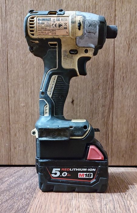 Adapter DeWalt XR 18 na baterie Milwaukee M18