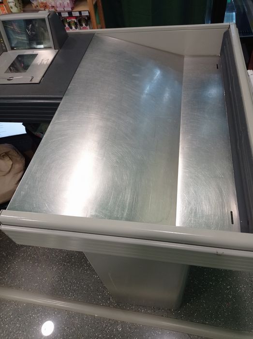 Balcão de compras com balança incluída