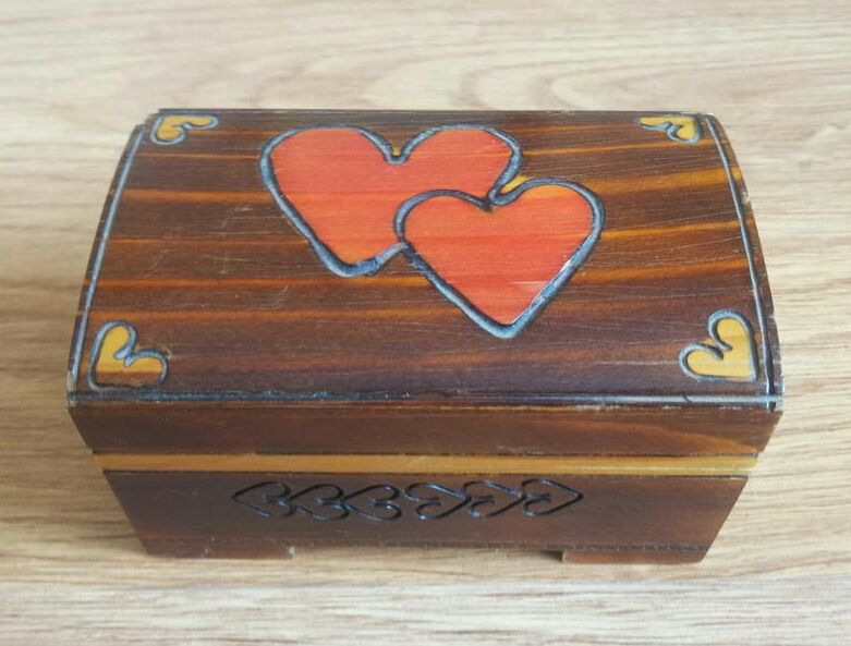 Drewniana szkatułka na obrączki