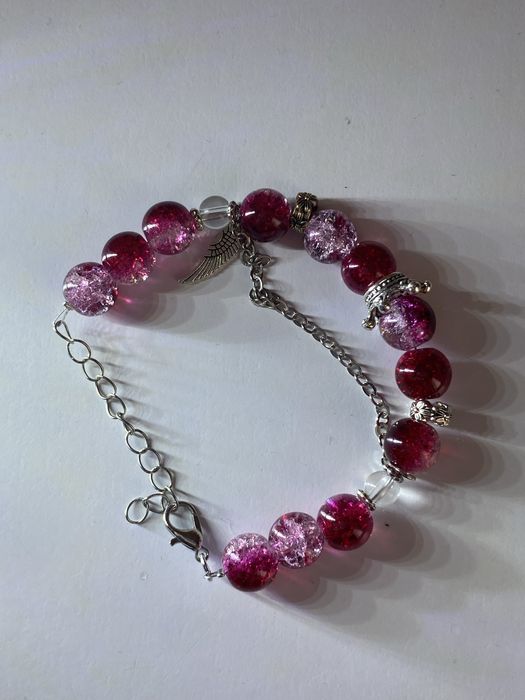 Ніжний браслет з намистинами "Бите скло" та підвіскою-крилом.