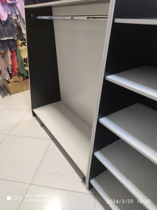 Продається острівна торгова вітрина