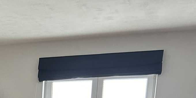 Czarna roleta długa z tkaniny o wymiarach 166x250 cm