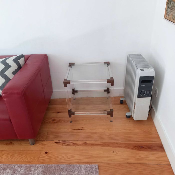 Mesa de apoio em acrílico e vidro