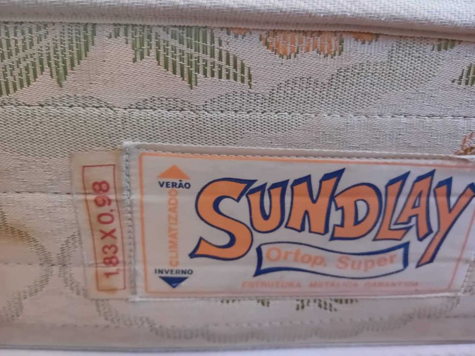 Cama de Solteiro em madeira com colchão de molas
