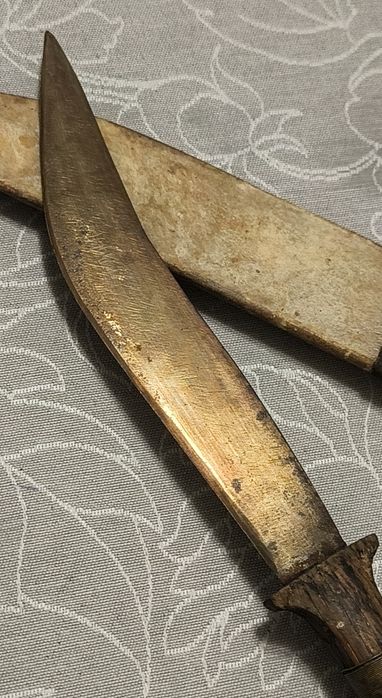 Daga artesanal com bainha de pele cosida á mão