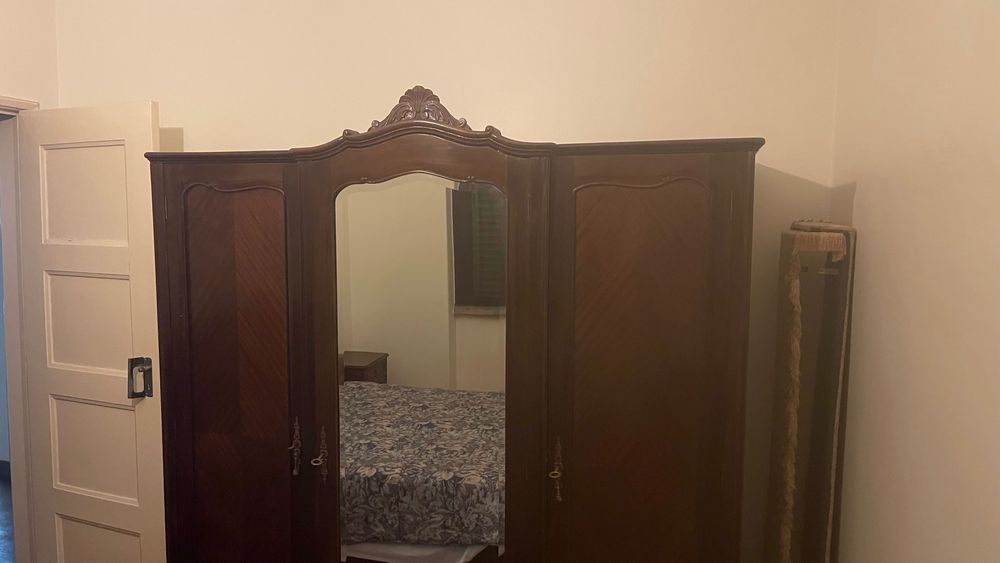 Armário antigo de três portas, em madeira, com espelho