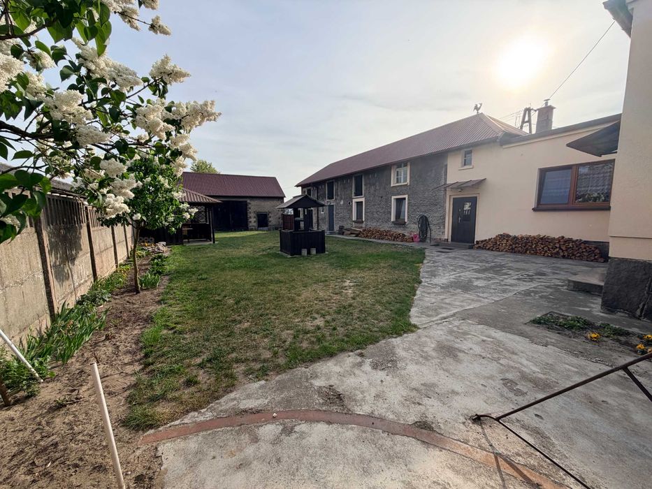 Dom z działką 2955 m², 2 części mieszkalne, stodoła 99 m²