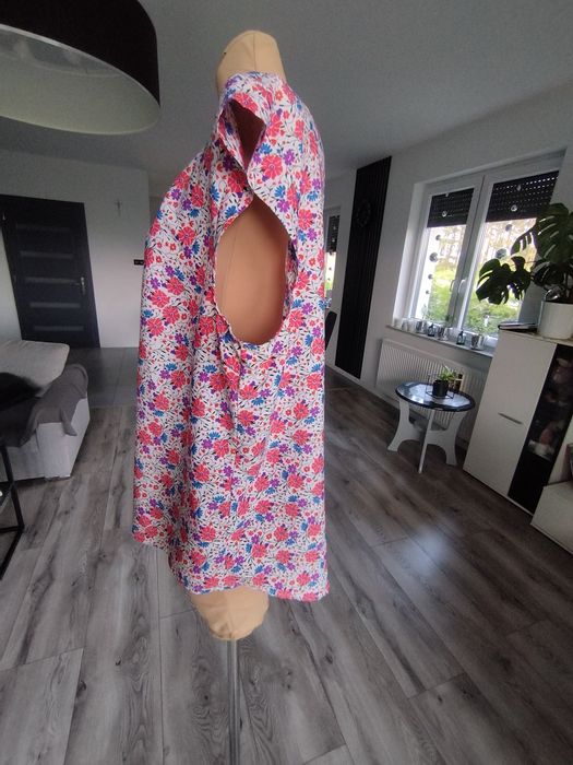R.46 zwiewna bluzeczka bez rękawów w kwiatuszki plus size