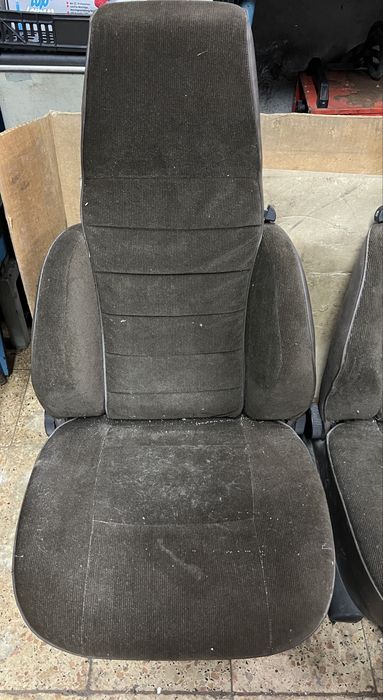 Bancos dianteiros reclináveis.