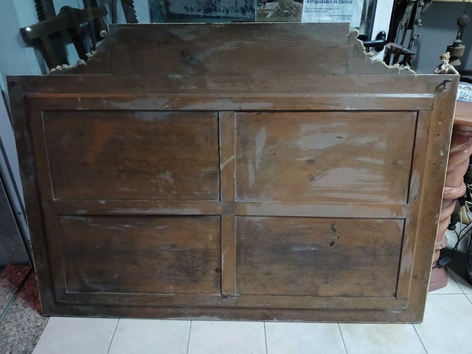 Grande espelho antigo com talha em madeira