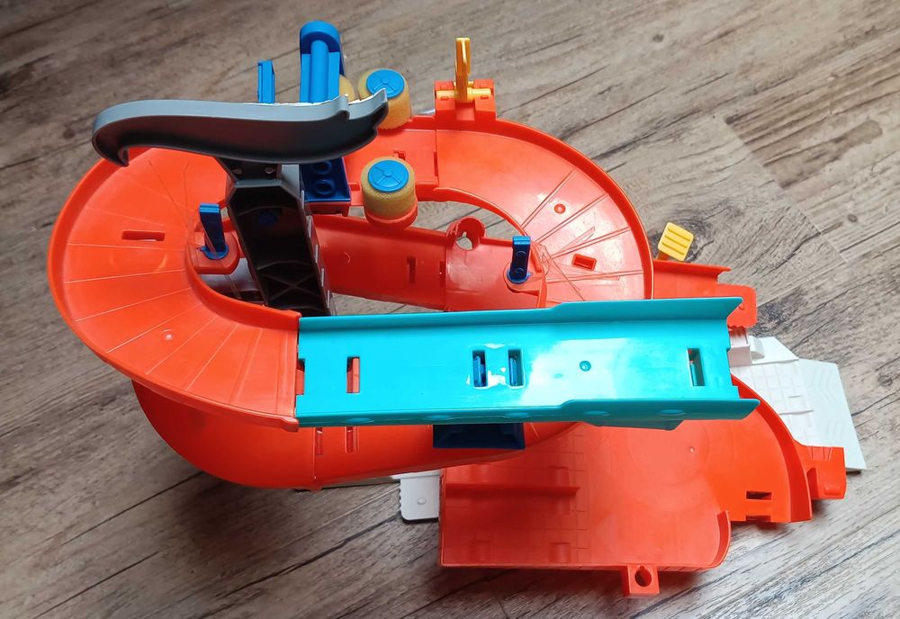 Hot Wheels zmotoryzowany garaż