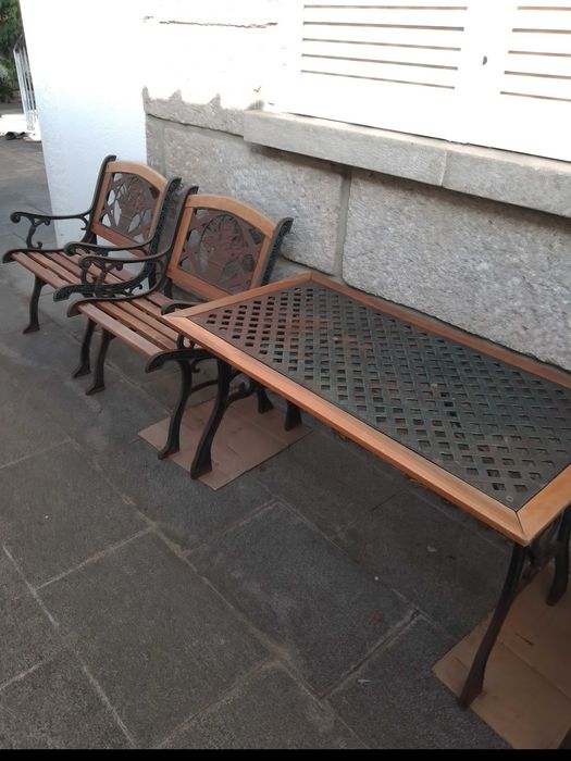 Mesa e 4 bancos de jardim