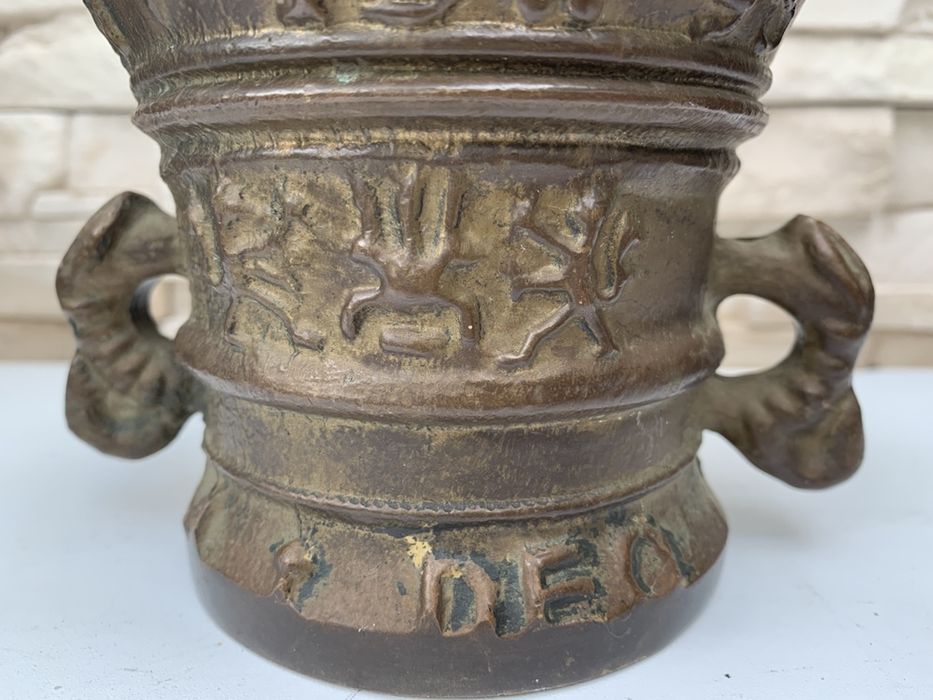 Stary i ciężki moździerz z brązu