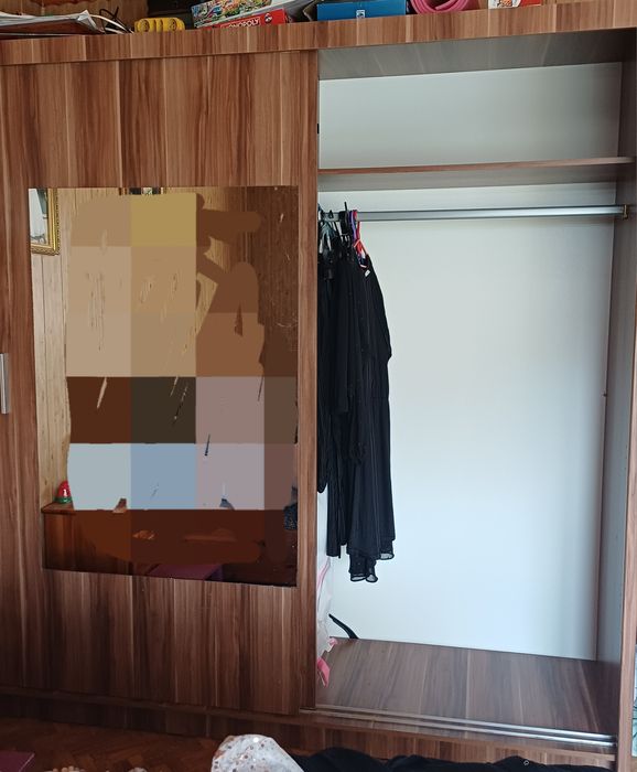 Duża szafa z lustrem