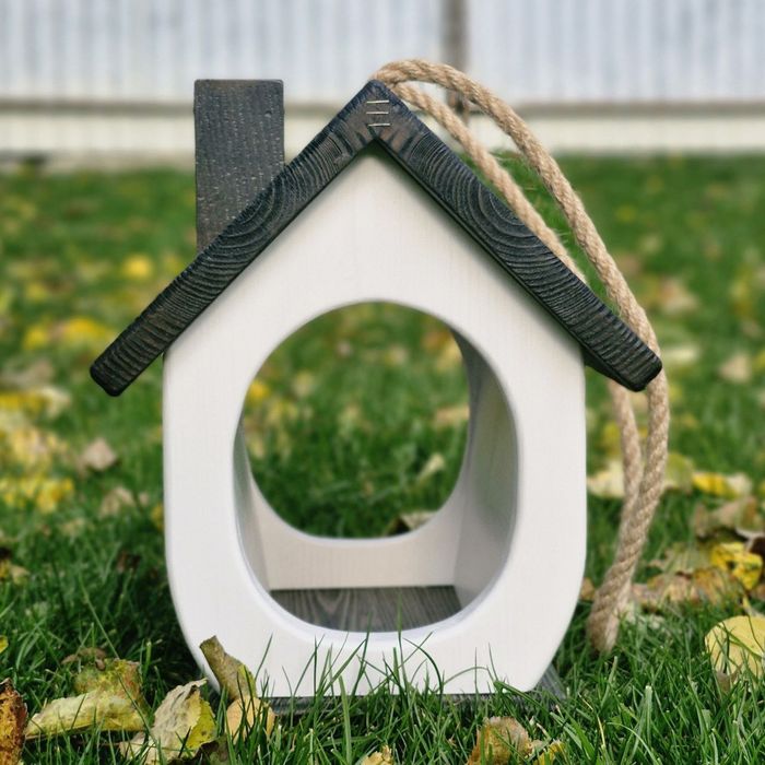 Дерев’яна годівничка для птахів ручної роботи