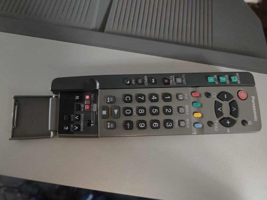 Televisão Antiga CRT Panasonic Quintrix + móvel