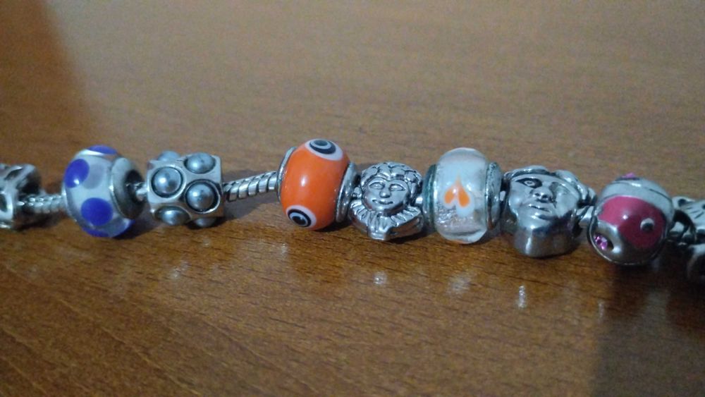 Pulseira Pandora com 12 contas