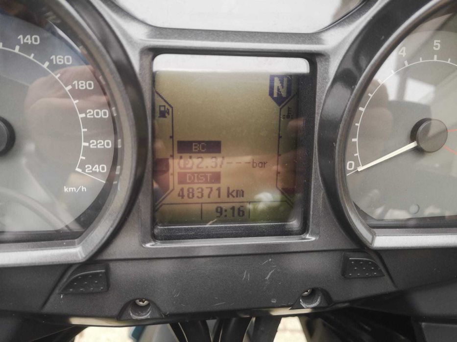 BMW R 1200 RT com malas laterais e top case