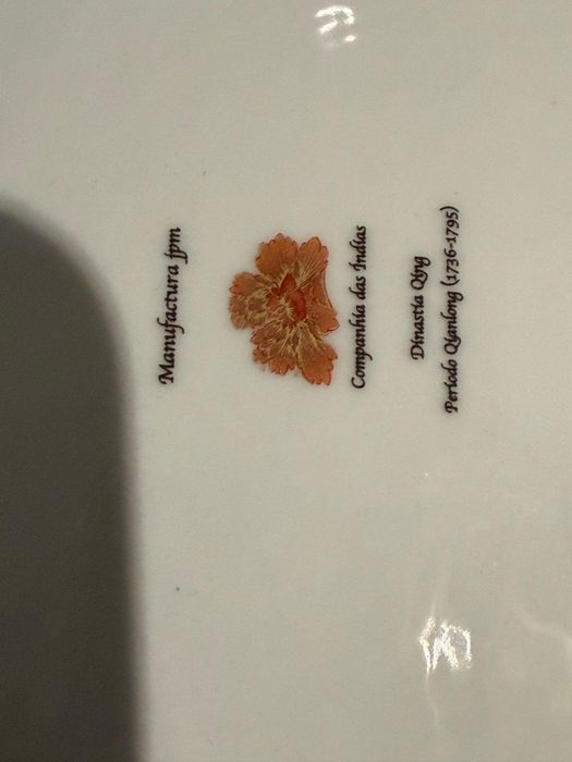 Prato em porcelana com flores e pianha companhia das Indias- Dinastia Qing periodo Qian long