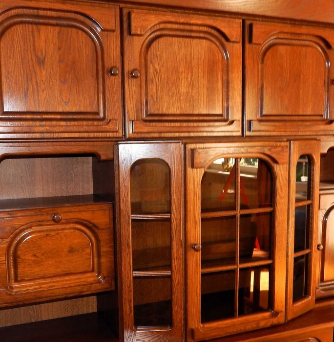Dębowy klasyczny kredens PRL