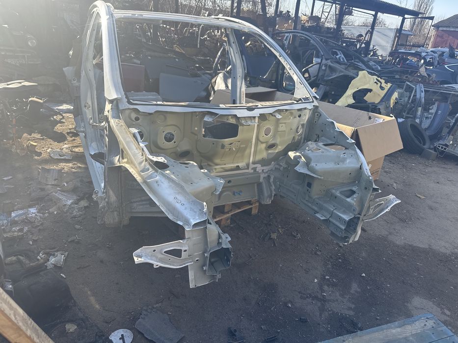 Tesla model y передня четверть